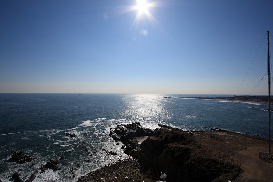 灯台の上から見下ろす海と港の絶景
