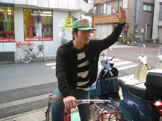 お客様から贈られたJAキャップを手にする様子