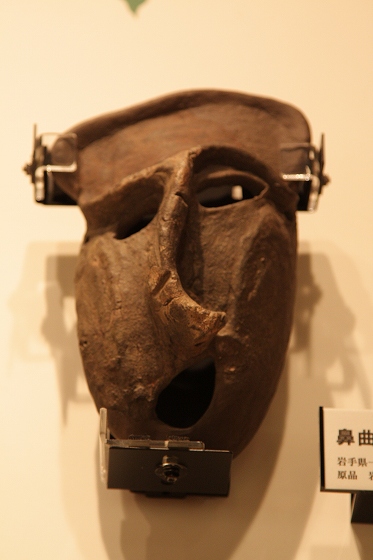 歴博に展示されていた歪んだ鼻をもつ縄文土偶の仮面