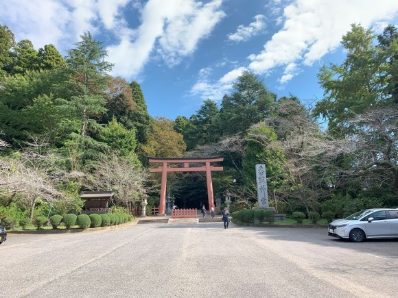 香取神宮の御朱印所前の広場。鮮やかな鳥居と案内碑が建っている。