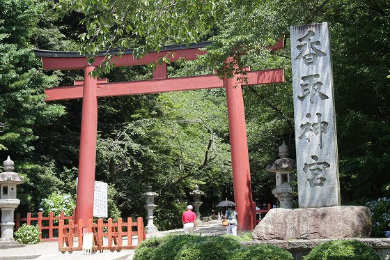 香取神宮の大鳥居と社号標。厳かな空気に包まれた入口