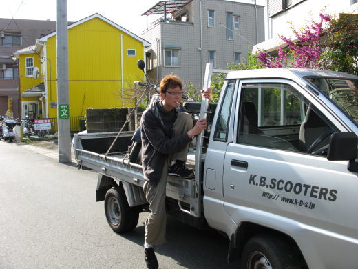 K.B.SCOOTERS前でトラックに積み込みされる50s