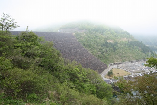 霧に包まれた九頭竜ダムの全景