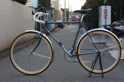 納車されたランドナータイプの丸石エンペラー自転車