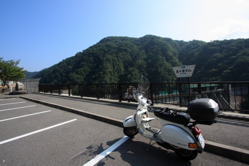 三国ダム駐車場に停めた白いベスパ。