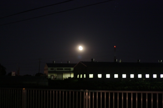 夜空に浮かぶ満月と建物、試運転の合間に撮影