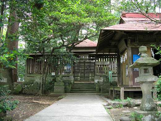 那須国造碑へ続く石段と周囲の自然