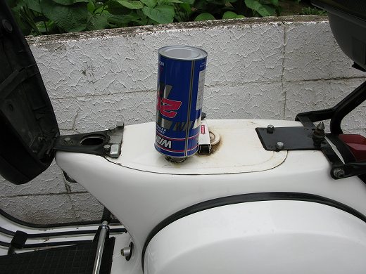 白いベスパのオイル補充中の様子（オイル缶あり）