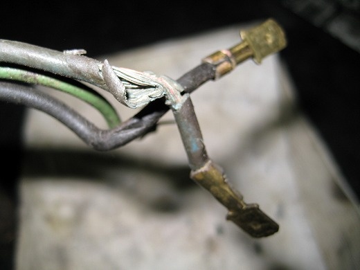 劣化して断線しかけた電装配線のクローズアップ