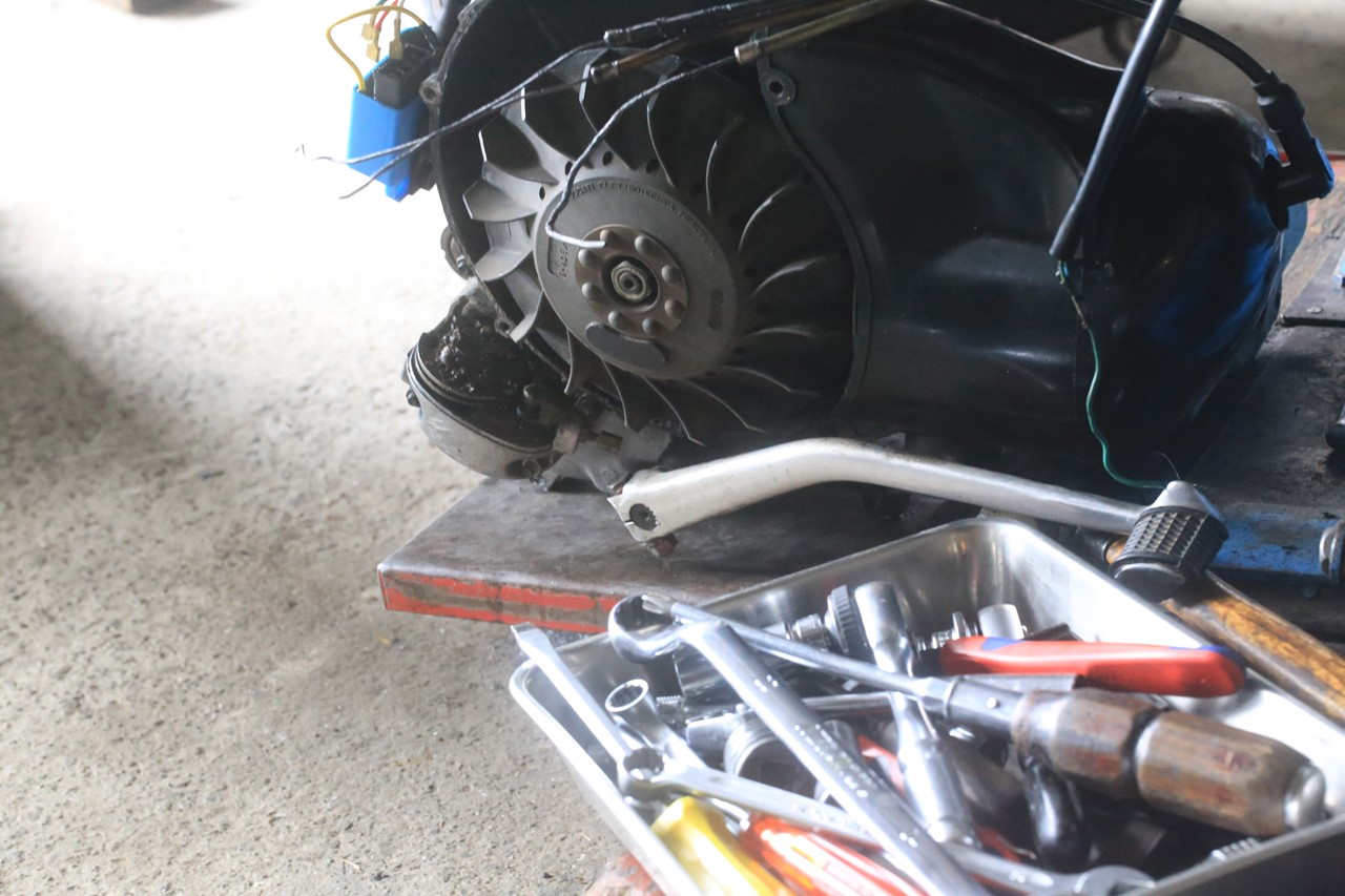 🔩 降ろされたP125Xエンジンと工具類の作業風景