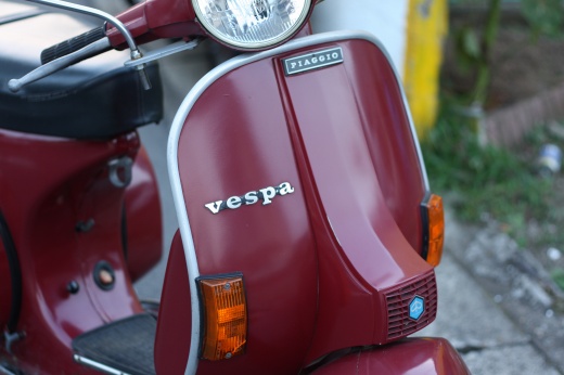 渋い純正カラーが印象的な赤いP125Xの正面