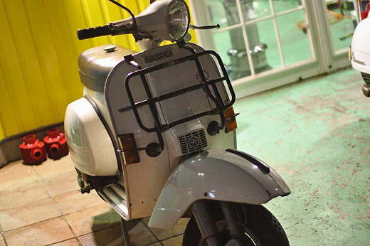 修理で預かったP200Eのフロントビュー。ウィンカーが外された状態。