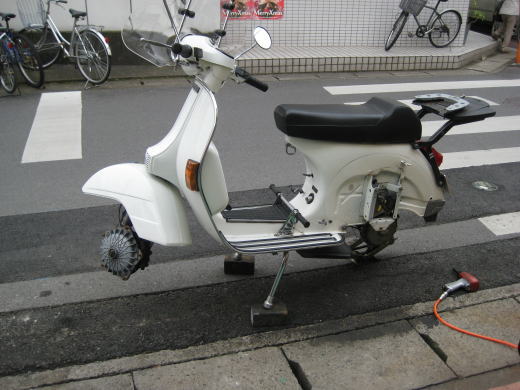 整備中でエンジンが外されている白いベスパP200E
