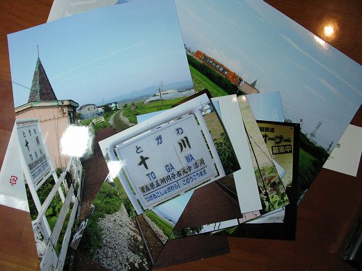 鉄道駅の風景写真プリントが並ぶ様子