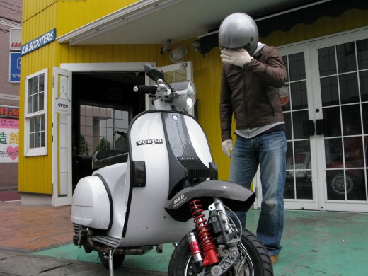 店先で納車を待つPX200E、大切に乗り継がれてきた雰囲気が伝わる一台