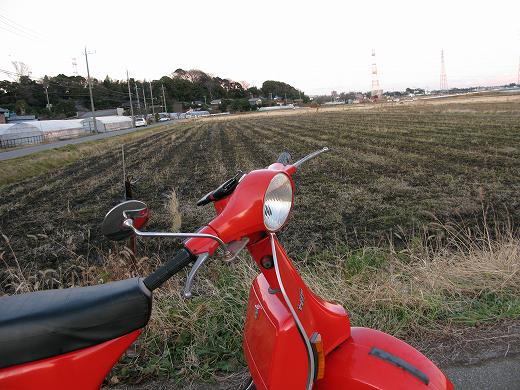 赤いベスパと冬の田園風景