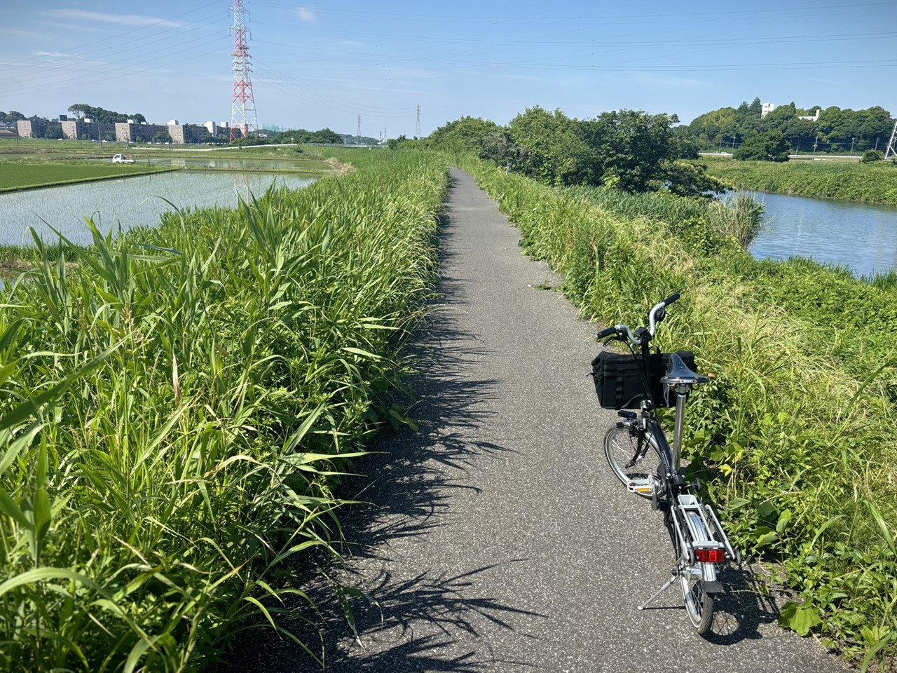川沿いのサイクリングロードに停められた折りたたみ自転車