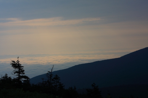 遠くの山並みに広がる幻想的な雲海の風景