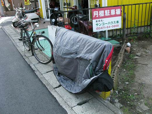 K.B.SCOOTERSの前で寝袋を干している様子