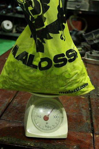 MALOSSIの袋に入れて計量中の大豆