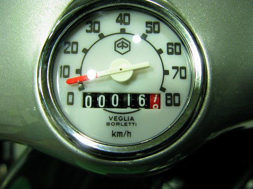 走行距離16kmを示すシルバーのベスパ50sのスピードメーター
