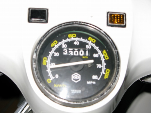 ベスパのスピードメーターのクローズアップ、帰宅時の走行距離は33001km