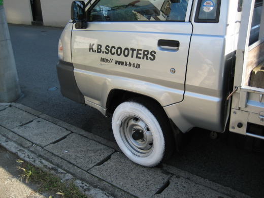 K.B.SCOOTERSのトラックにタイヤワックスを塗布している場面