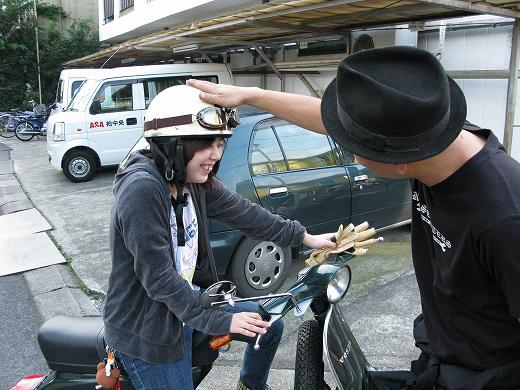 教習で褒められ照れ笑いする女性ライダー
