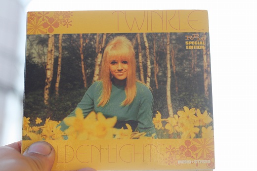 花に囲まれた女性歌手TwinkleのCDジャケット