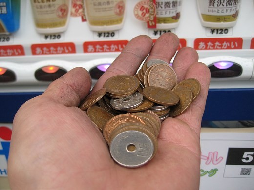 自販機で小銭が大量に戻ってきてしまったショックの瞬間を記録