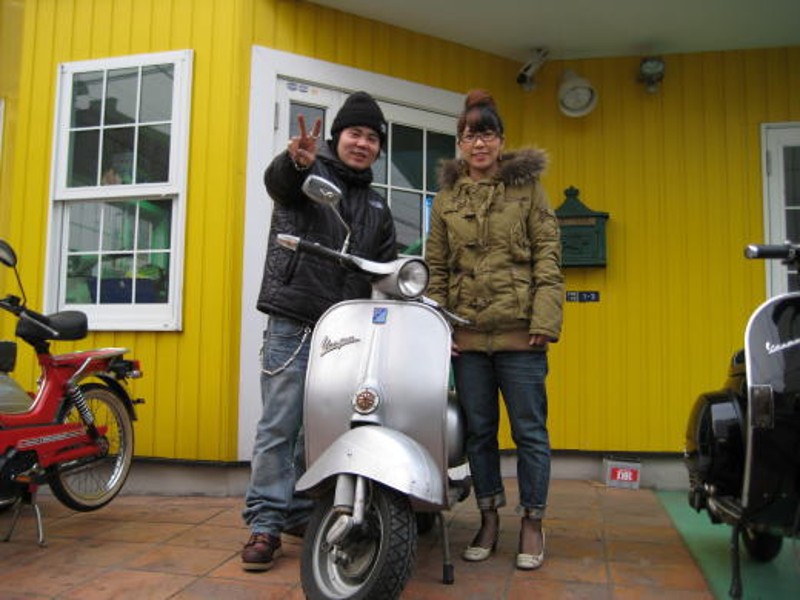 銀色のVespa 50sと共に訪れた笑顔のご夫婦