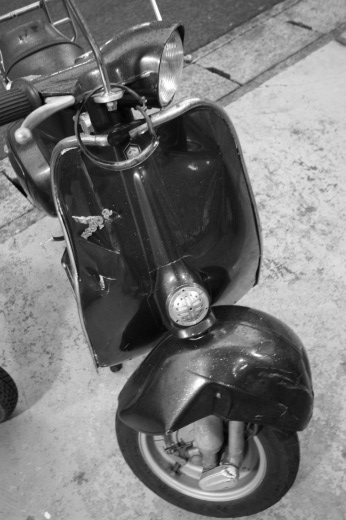 フレームが大きく曲がってしまい廃車となった黒いVespaの車体