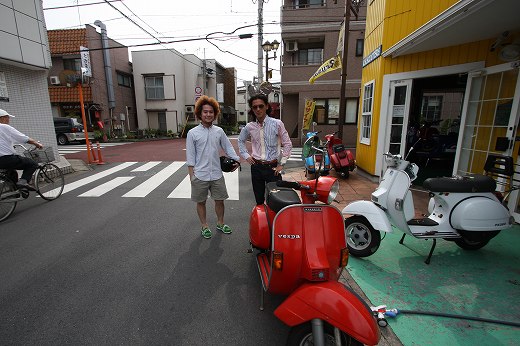 赤いベスパP125Xの前に並ぶ先輩と後輩のオーナー