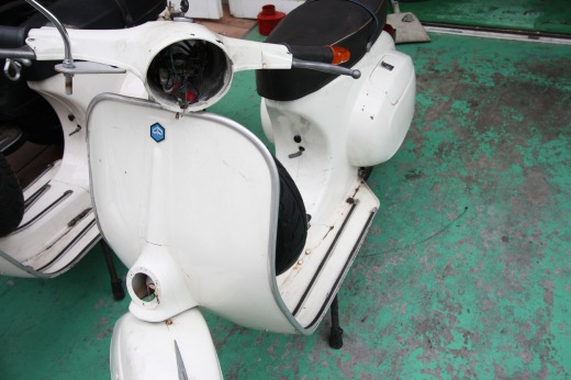 スロットルケーブル交換のため入庫したVespa125ET3