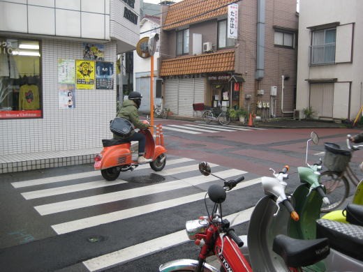 納車後に雨の中走り出す様子