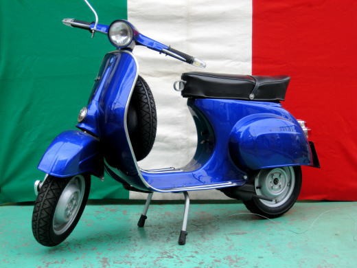 カスタムされたブルーのVespa 50S（ポリーニ75cc、ビチューボ他）