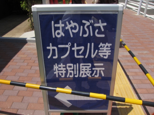 駐車場に停まる白いベスパのクローズアップ