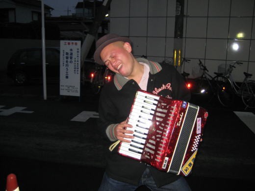 アコーディオンを持参した音楽仲間の池ちゃん