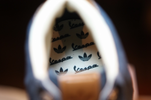 靴の内側に「vespa」と「adidas」のロゴが並ぶインソールのアップ