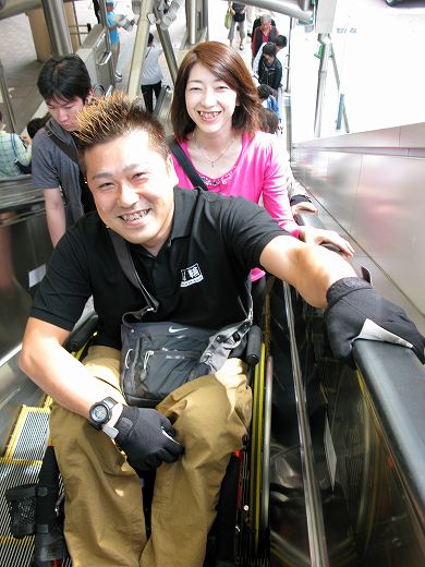 KBのBさんがエスカレーターに乗っている姿