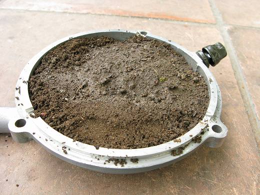 🌱 土が盛られ植木鉢として使われはじめたクラッチカバーの写真