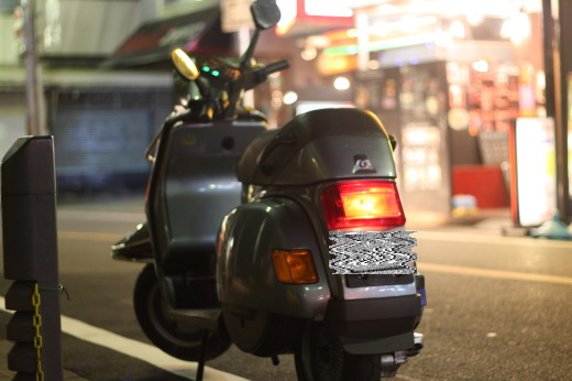 COSAの後ろ姿。リアランプが印象的な夜の一枚