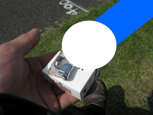 禁煙中の誘惑、冗談まじりにタバコを取り出す手元の写真