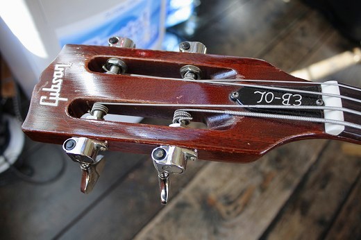 Gibson EB-0Lベースの特徴的なヘッド部分のアップ