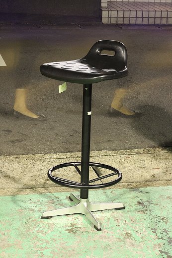 夜の路上に置かれた黒いエディスツール