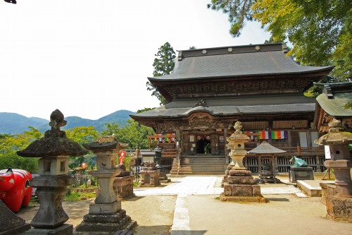 荘厳な雰囲気を持つ永平寺の山門前。