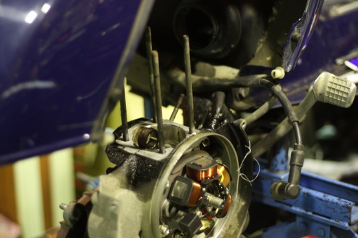 エンジン整備中のベスパ125ET3の様子