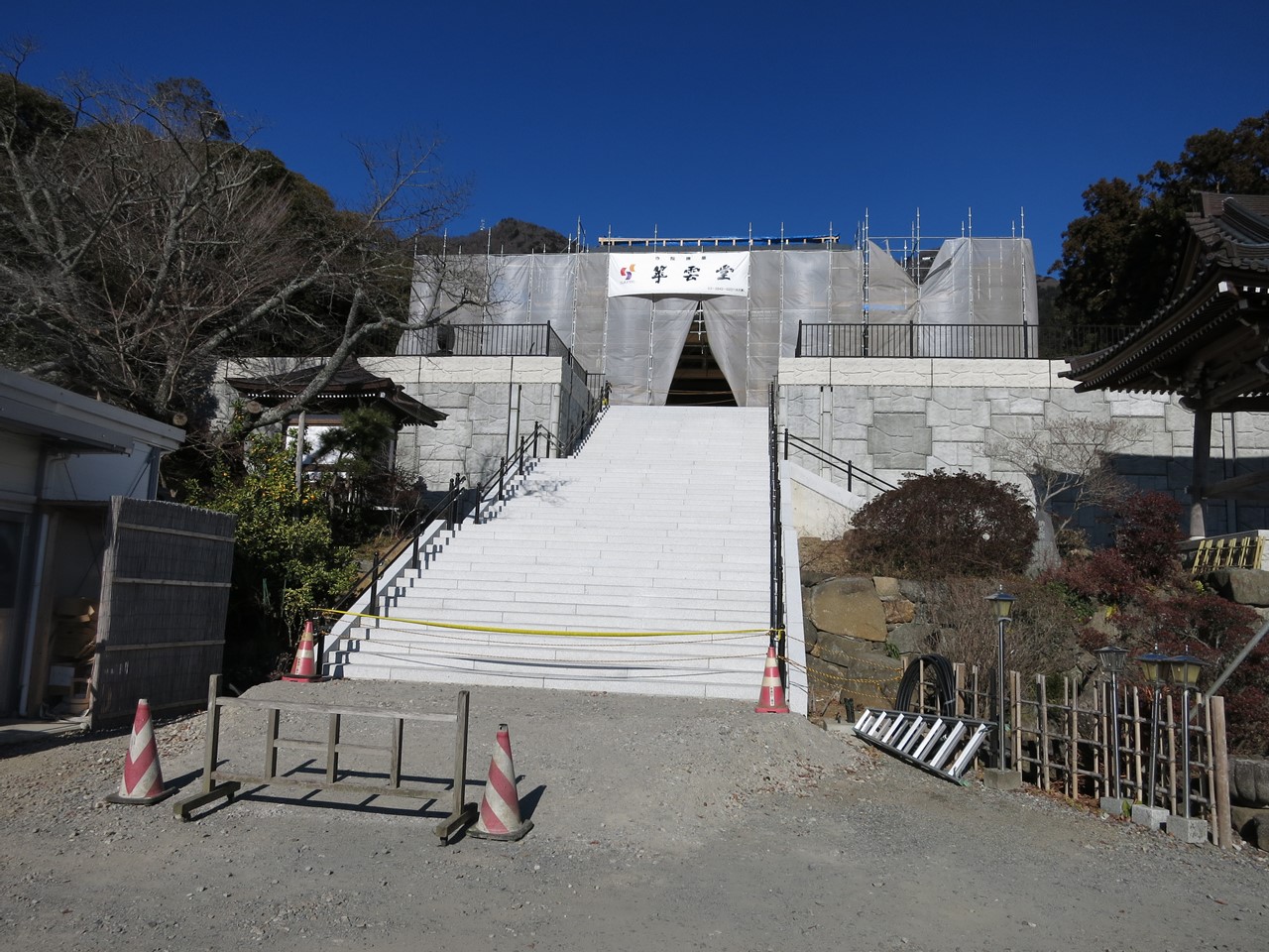 青空の下で堂々と佇む筑波山神社の本堂