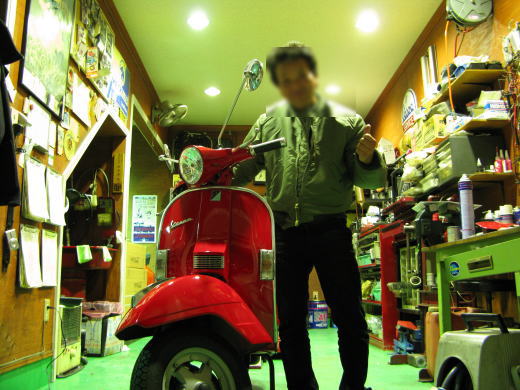 ベスパと共に記念撮影する男性客の姿(店内ショット)