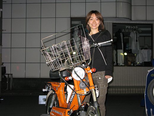 TOMOSを購入された女性のお客様の笑顔の記念写真